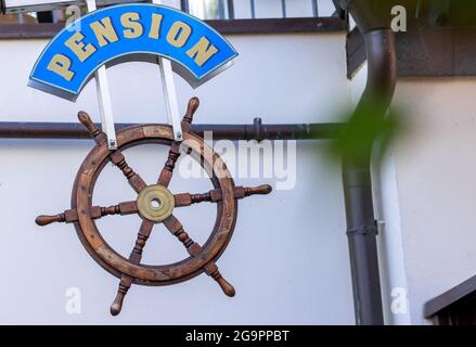 28 maggio 2021, Meclemburgo-Pomerania occidentale, Warnemünde: Il cartello 'Pension' è appeso su un alloggio nel centro storico di Warnemünde. Hotel e appartamenti vacanze possono riaprire per i turisti da Meclemburgo-Pomerania occidentale. Foto: Jens Büttner/dpa-Zentralbild/ZB Foto Stock