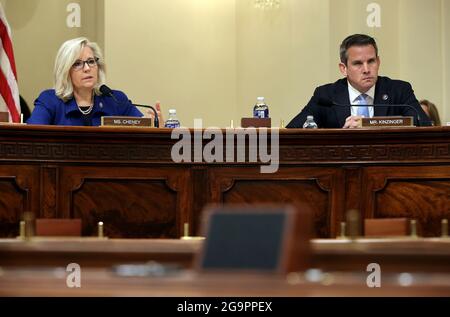 WASHINGTON, DC - 27 LUGLIO: Il Rappresentante degli Stati Uniti Liz Cheney (Repubblicano del Wyoming) e il Rappresentante degli Stati Uniti Adam Kinzinger (Repubblicano dell'Illinois) partecipano a un'audizione della House Select Committee che indaga sull'attacco del 6 gennaio al Campidoglio degli Stati Uniti il 27 luglio 2021 presso il Cannon House Office Building di Washington, DC. I membri delle forze dell'ordine hanno testimoniato dell'attacco da parte dei sostenitori dell'ex presidente Donald Trump al Campidoglio degli Stati Uniti. Secondo le autorità, circa 140 poliziotti sono stati feriti quando sono stati calpestati, hanno avuto oggetti gettati contro di loro, e spruzzati di sostanze chimiche Foto Stock