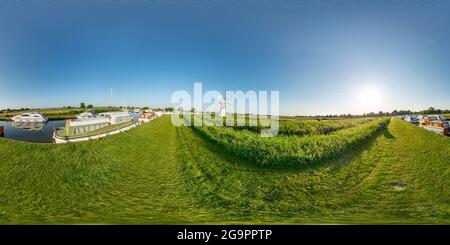 Visualizzazione panoramica a 360 gradi di Thurne, Norfolk, Regno Unito – luglio 2021. Panoramica completamente sferica senza giunture angolo di 360 gradi di Thurne Dyke su un soleggiato, Norfolk Broads