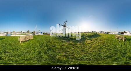 Visualizzazione panoramica a 360 gradi di Thurne, Norfolk, Regno Unito – luglio 2021. Panoramica completamente sferica senza giunture angolo di 360 gradi di Thurne Dyke su un soleggiato, Norfolk Broads