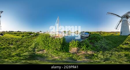 Visualizzazione panoramica a 360 gradi di Thurne, Norfolk, Regno Unito – luglio 2021. Panoramica completamente sferica senza giunture angolo di 360 gradi di Thurne Dyke su un soleggiato, Norfolk Broads