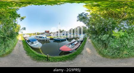 Visualizzazione panoramica a 360 gradi di Thurne, Norfolk, Regno Unito – luglio 2021. Panoramica completamente sferica senza giunture angolo di 360 gradi di Thurne Dyke su un soleggiato, Norfolk Broads