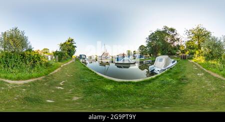 Visualizzazione panoramica a 360 gradi di Thurne, Norfolk, Regno Unito – luglio 2021. Panoramica completamente sferica senza giunture angolo di 360 gradi di Thurne Dyke su un soleggiato, Norfolk Broads