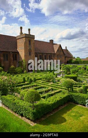 Il Palazzo Vecchio di Tudor nei giardini di Hatfield, Inghilterra. La casa era la casa d'infanzia di Elisabetta I. Foto Stock