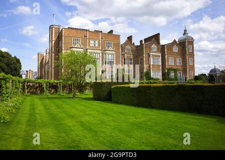 Hatfield House è una delle più belle case giacobine in Inghilterra. Si trova adiacente al Tudor Old Palace, la casa d'infanzia di Elisabetta I. Foto Stock