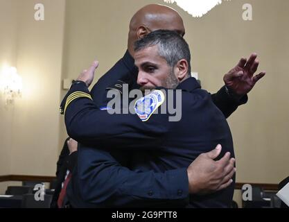 Washington, Stati Uniti. 27 luglio 2021. L'ufficiale Michael Fanone (R) del Dipartimento della polizia metropolitana della DC, abbracca l'ufficiale della polizia del Campidoglio degli Stati Uniti Harry Dunn dopo un'audizione della commissione selezionata della Camera che indaga sull'attacco del 6 gennaio al Campidoglio degli Stati Uniti presso il Canon House Office Building di Washington, DC martedì 27 luglio 2021. Circa 140 funzionari di polizia sono stati feriti quando sono stati calpestati dai sostenitori dell’ex presidente Donald Trump che miravano a rovesciare le elezioni presidenziali del 2020. Cinque persone sono morte. Foto in piscina di Andrew Callabero-Reynolds/UPI Credit: UPI/Alamy Live News Foto Stock