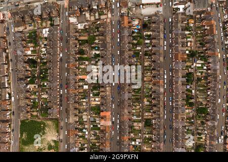 DONCASTER, REGNO UNITO - 27 LUGLIO 2021. Vista aerea di file di case a schiera in una grande città Foto Stock