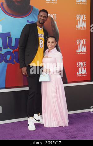 Chris Bosh, Adrienne Williams Bosh 07/12/2021 la prima mondiale di "Space Jam: A New Legacy" si è tenuta alla L.A. Live Regal Cinemas a Los Angeles, CA Foto di Izumi Hasegawa / HNW/PictureLux Foto Stock