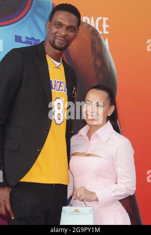 Chris Bosh, Adrienne Williams Bosh 07/12/2021 la prima mondiale di "Space Jam: A New Legacy" si è tenuta alla L.A. Live Regal Cinemas a Los Angeles, CA Foto di Izumi Hasegawa / HNW/PictureLux Foto Stock