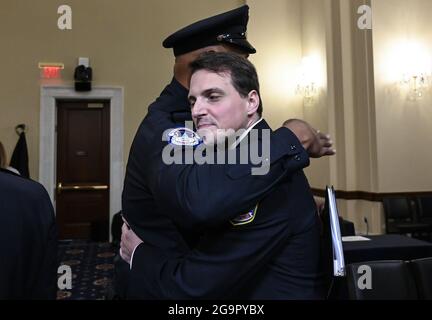 Washington, Stati Uniti. 27 luglio 2021. L'ufficiale del Dipartimento di polizia Metropolitano della DC Daniel Hodges (R) abbracca l'ufficiale della polizia del Campidoglio degli Stati Uniti Harry Dunn dopo un'audizione della commissione selezionata della Camera che indaga sull'attacco del 6 gennaio al Campidoglio degli Stati Uniti presso il Canon House Office Building di Washington, DC martedì 27 luglio 2021. Circa 140 funzionari di polizia sono stati feriti quando sono stati calpestati dai sostenitori dell’ex presidente Donald Trump che miravano a rovesciare le elezioni presidenziali del 2020. Cinque persone sono morte. Foto in piscina di Andrew Callabero-Reynolds/UPI Credit: UPI/Alamy Live News Foto Stock