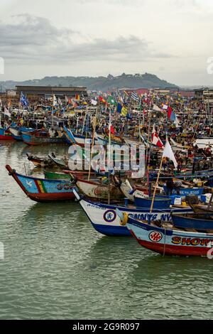 Barche da pesca tradizionali nel porto dell'Africa occidentale Foto Stock