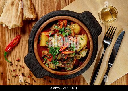 Stufato di agnello georgiano Chanakhi con verdure in padella di ketsi Foto Stock