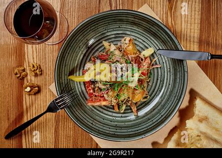 Insalata di verdure georgiane con condimento di noce e pepe sottaceto Foto Stock