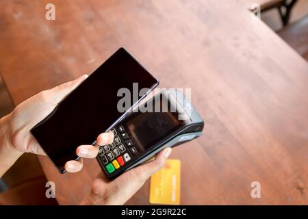 Cliente scansione telefono a pay.Contactless metodo di pagamento. Foto Stock