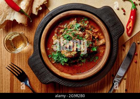 Piatto georgiano Chashushuli, vitello piccante stufato con sugo di pomodoro Foto Stock