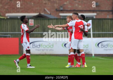 I giocatori di Fleetwood Town celebrano l'obiettivo di apertura Foto Stock