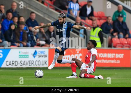 Fleetwood, Regno Unito. 27 luglio 2021. Pipa n.2 di Huddersfield Town corre con la palla a Fleetwood, Regno Unito il 7/27/2021. (Foto di Conor Molloy/News Images/Sipa USA) Credit: Sipa USA/Alamy Live News Foto Stock