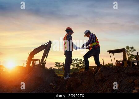 Surveyor ingegnere lavoratore di misurazione con teodolite su strada works.Survey ingegnere in cantiere. Foto Stock