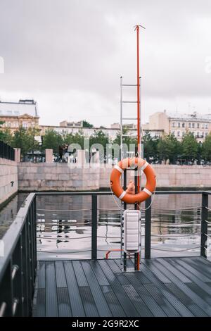 Posto di salvataggio con salvagente sul fiume. Foto Stock