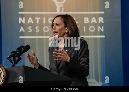 Washington, Stati Uniti. 27 luglio 2021. Il Vice Presidente Kamala Harris trasmette commenti virtuali dal vivo alla National Bar Association, nell'Auditorium South Court dell'Eisenhower Executive Office Building della Casa Bianca a Washington, DC, il 27 luglio 2021. Foto di Ken Cedeno/UPI Credit: UPI/Alamy Live News Foto Stock