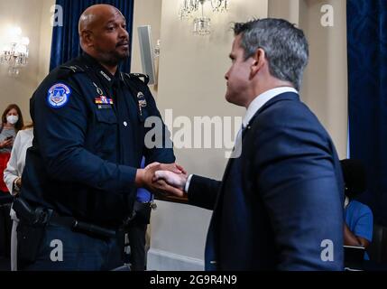 Washington, Stati Uniti. 27 luglio 2021. L'ufficiale DELLA polizia del Campidoglio DEGLI STATI UNITI Harry Dunn parla con il rappresentante degli Stati Uniti Adam Kinzinger dopo un'audizione della commissione selezionata della Camera che indaga sull'attacco del 6 gennaio il 27 luglio 2021 al Campidoglio degli Stati Uniti a Washington, DC. (Foto di Andrew Caballero-Reynolds/Pool/Sipa USA) Credit: Sipa USA/Alamy Live News Foto Stock