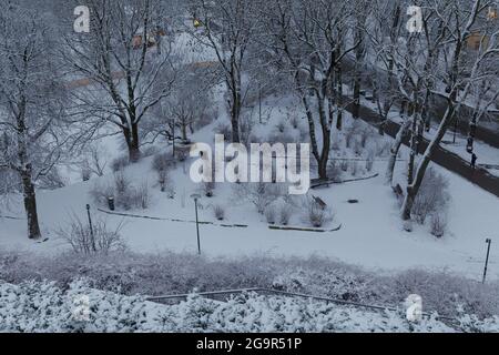 TALLINN, ESTONIA - 04 GENNAIO 2021: Vista delle strade della città vecchia in inverno Moody giorno Foto Stock