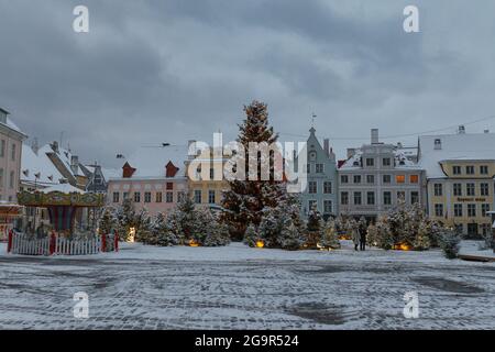 TALLINN, ESTONIA - 04 GENNAIO 2021: Vista delle strade della città vecchia in inverno Moody giorno Foto Stock