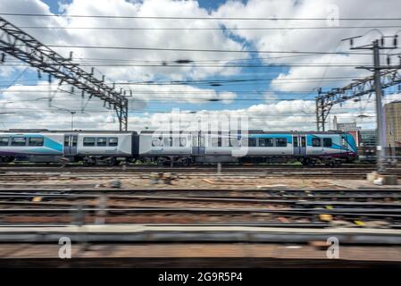 Manchester, 14 luglio 2021: Treno in avvicinamento alla stazione di Manchester Piccadilly Foto Stock