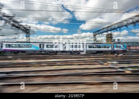 Manchester, 14 luglio 2021: Treno in avvicinamento alla stazione di Manchester Piccadilly Foto Stock