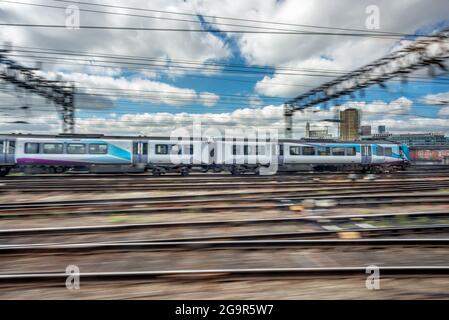 Manchester, 14 luglio 2021: Treno in avvicinamento alla stazione di Manchester Piccadilly Foto Stock