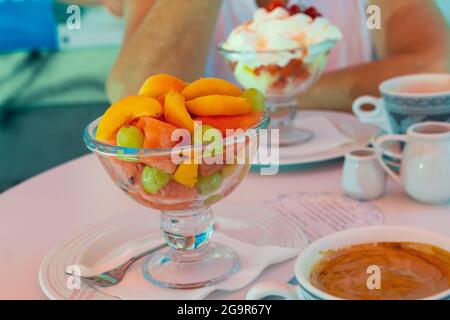 Macedonia di frutta con panna e gelato. Foto Stock