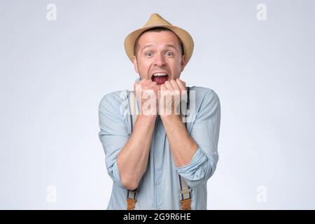 E' solo un concetto incredibile. L'uomo felice è eccitato con le notizie. Foto Stock