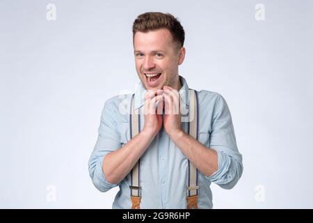 E' solo un concetto incredibile. L'uomo felice è eccitato con le notizie. Foto Stock