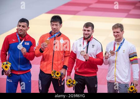 Tokyo, Giappone. 27 luglio 2021. Saeid MOLLAEI (MGL, medaglia d'argento), vincitore Takanori NAGASE JPN, medaglia d'oro), Shamil BORCHASHVILI (AUT) e Metthias CASSE (bel), mostrano le loro medaglie; cerimonia di premiazione/uomini; JUDO, donne fino a 63 kg, uomini fino a 81 kg, il 07/27/2021, Giochi Olimpici estivi; dal 23.07/2020. - 08.08.2021 a Tokyo/Giappone. Credit: dpa/Alamy Live News Foto Stock