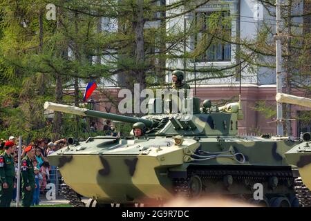 Omsk, Russia. 9 maggio 2021. Il veicolo da combattimento aereo della BMD si muove lungo la piazza anteriore passando davanti agli edifici residenziali. Sfilata russa di attrezzature militari Foto Stock