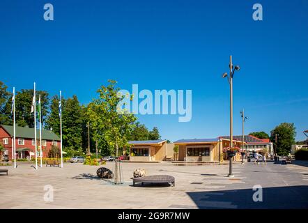 Kärdla, Hiiumaa, Estonia-25JUL2021-Piazza della città di Kärdla in Estonia sull'isola di Hiiumaa sole giorno d'estate. Foto Stock