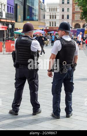 Londra, Regno Unito. 27 luglio 2021. Gli ufficiali della polizia metropolitana hanno visto in servizio a Leicester Square, Londra. (Foto di Dave Rushen/SOPA Images/Sipa USA) Credit: Sipa USA/Alamy Live News Foto Stock