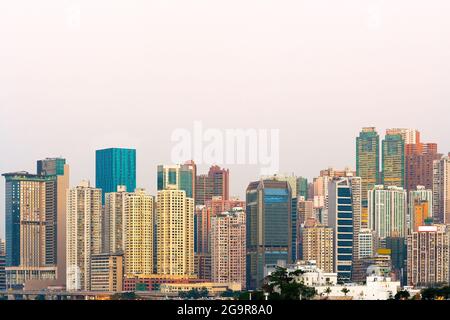 Skyline di alti grattacieli residenziali di appartamenti a Hong Kong. Foto Stock