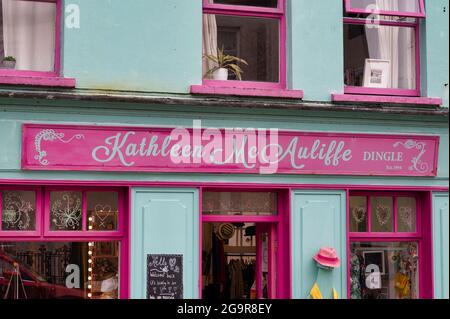 Dingle, Irlanda - 8 luglio 2021: L'insegna per il negozio Kathleen McAuliffe in Irlanda Foto Stock