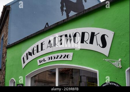 Dingle, Irlanda - 8 luglio 2021: Il segno per il negozio di Dingle Artworks in Irlanda Foto Stock