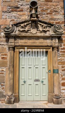 Lapidee decorative sopra una porta di Elie, Fife, Scozia. Foto Stock