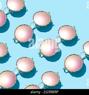 Modello di occhiali da sole su sfondo blu con spazio di copia - concetto summerminimal Foto Stock