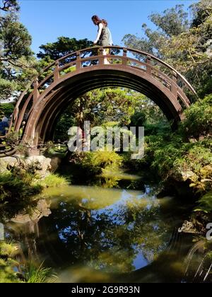 San Francisco, Stati Uniti. 27 Settembre 2017. I visitatori passano sopra il caratteristico ponte a botte presso l'Hagiwara Japanese Tea Garden nel Golden Gate Park, San Francisco, California, il 27 settembre 2017. (Foto di Smith Collection/Gado/Sipa USA) Credit: Sipa USA/Alamy Live News Foto Stock