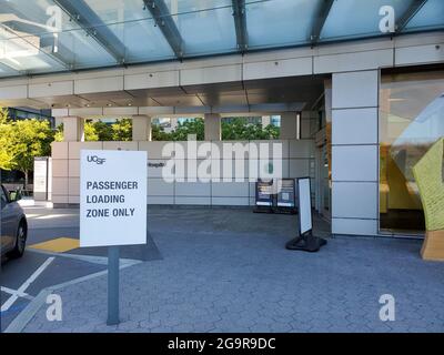 Stati Uniti. 18 Apr 2021. Fotografia di un cartello con la scritta "Passenger Loading zone only" all'ingresso dell'UCSF Benioff Children's Hospital di San Francisco, California, 18 aprile 2021. (Foto di Smith Collection/Gado/Sipa USA) Credit: Sipa USA/Alamy Live News Foto Stock