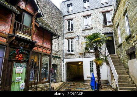 Tour della città "Les Parapluies de Cherbourg": La Cour Marie, Cherbourg, dipartimento della Manica, Cotentin, Normandia, Francia Foto Stock