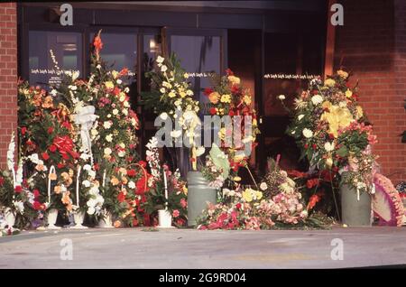 Killeen Texas USA, ottobre 1991: I membri della comunità lasciano i fiori in memoria delle vittime di una sparatoria di massa alla Luby's Cafeteria di Killeen, il 16 ottobre. George Hennard, un residente di Killeen di 35 anni, si è schiantato un pick-up nel ristorante e ha sparato 23 pranzo-time cena e il personale a morte prima di uccidersi. ©Bob Daemmrich Foto Stock