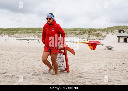 Kampen, Germania. 19 luglio 2021. Il bagnino Jana Kubikova inizia la sua giornata lavorativa segnando la zona di balneazione. Credit: Frank Molter/dpa/Alamy Live News Foto Stock