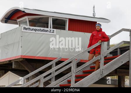 Kampen, Germania. 19 luglio 2021. Il bagnino Jana Kubikova si trova sulle scale della stazione del bagnino. Credit: Frank Molter/dpa/Alamy Live News Foto Stock