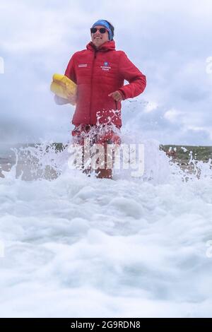 Kampen, Germania. 19 luglio 2021. Il bagnino Jana Kubikova si trova in acqua. Credit: Frank Molter/dpa/Alamy Live News Foto Stock