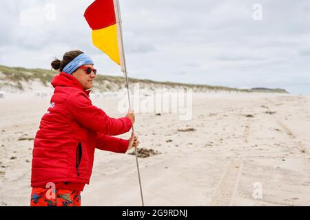 Kampen, Germania. 19 luglio 2021. Il bagnino Jana Kubikova inizia la sua giornata lavorativa segnando la zona di balneazione. Credit: Frank Molter/dpa/Alamy Live News Foto Stock